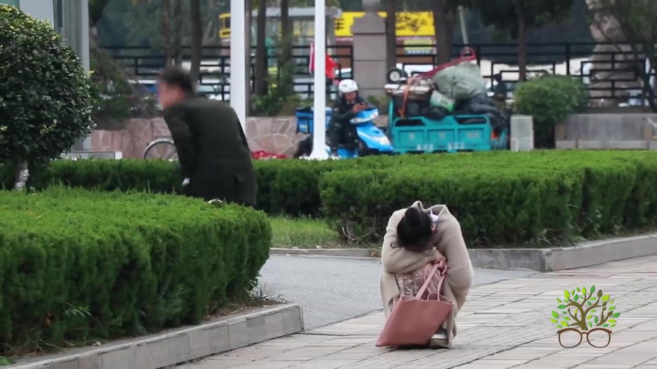 当女生因痛经蹲在地上.