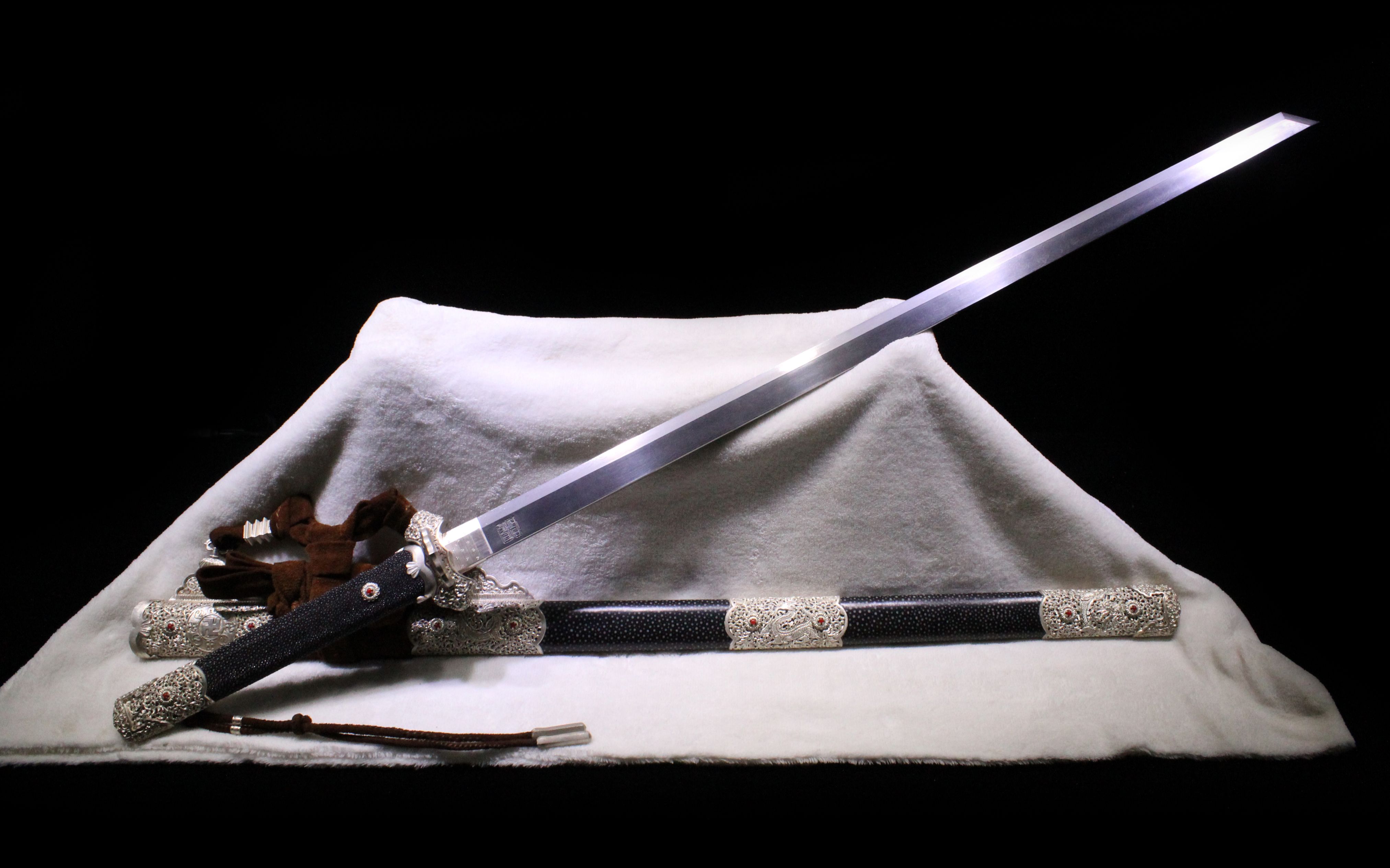 龙泉铸剑师周正武龙泉剑之手锻陨铁锻手雕银装黑鱼皮柄鞘上上研切刃造