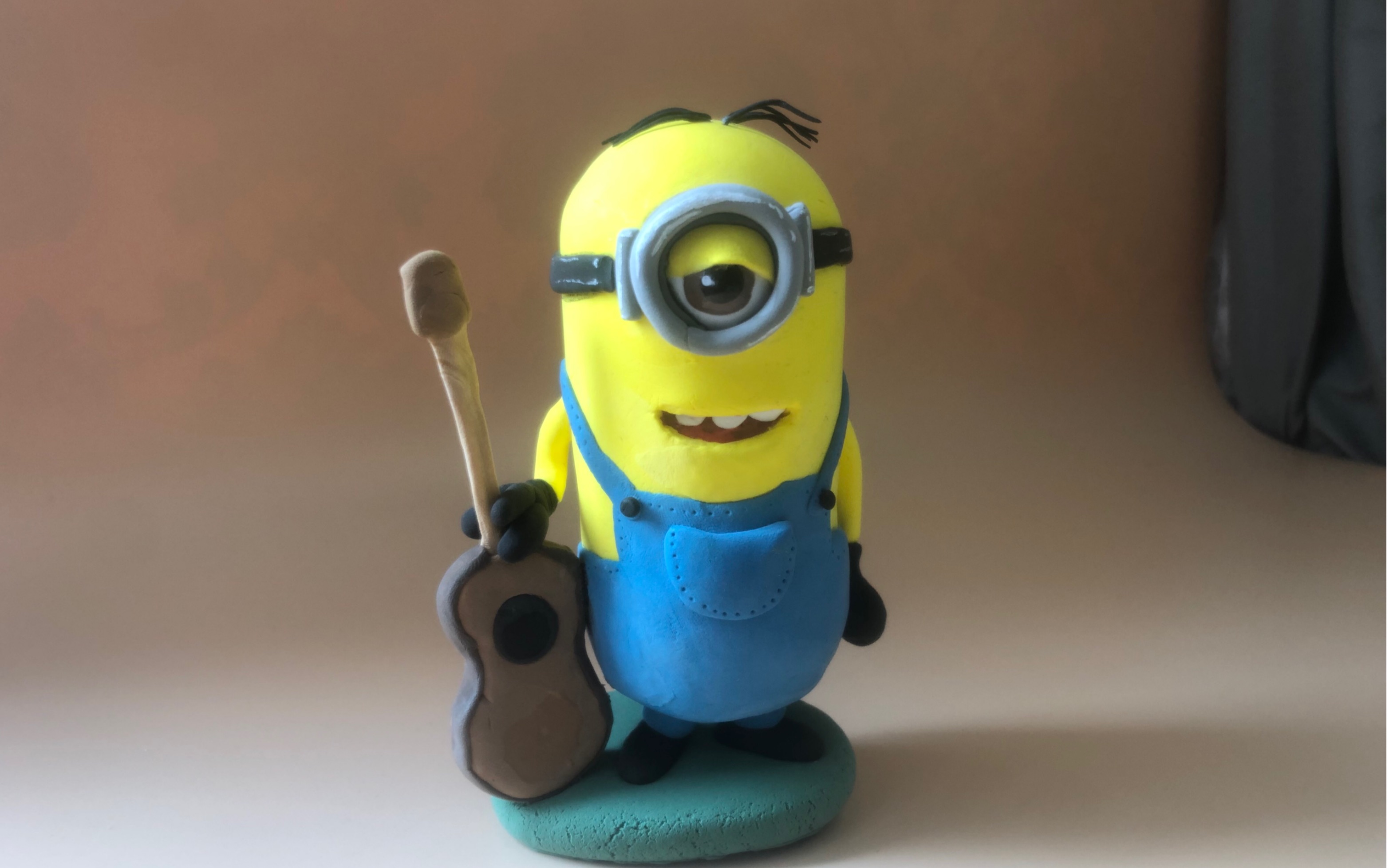 谁还不认识一只眼睛的小黄人～他就是酷拽的斯图尔特,鲍勃的好朋友.