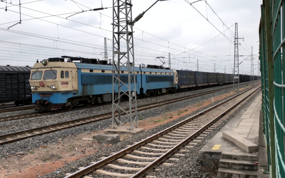 【成昆线普兴站】ss4-0956牵引混编货列普兴站上行正线停车