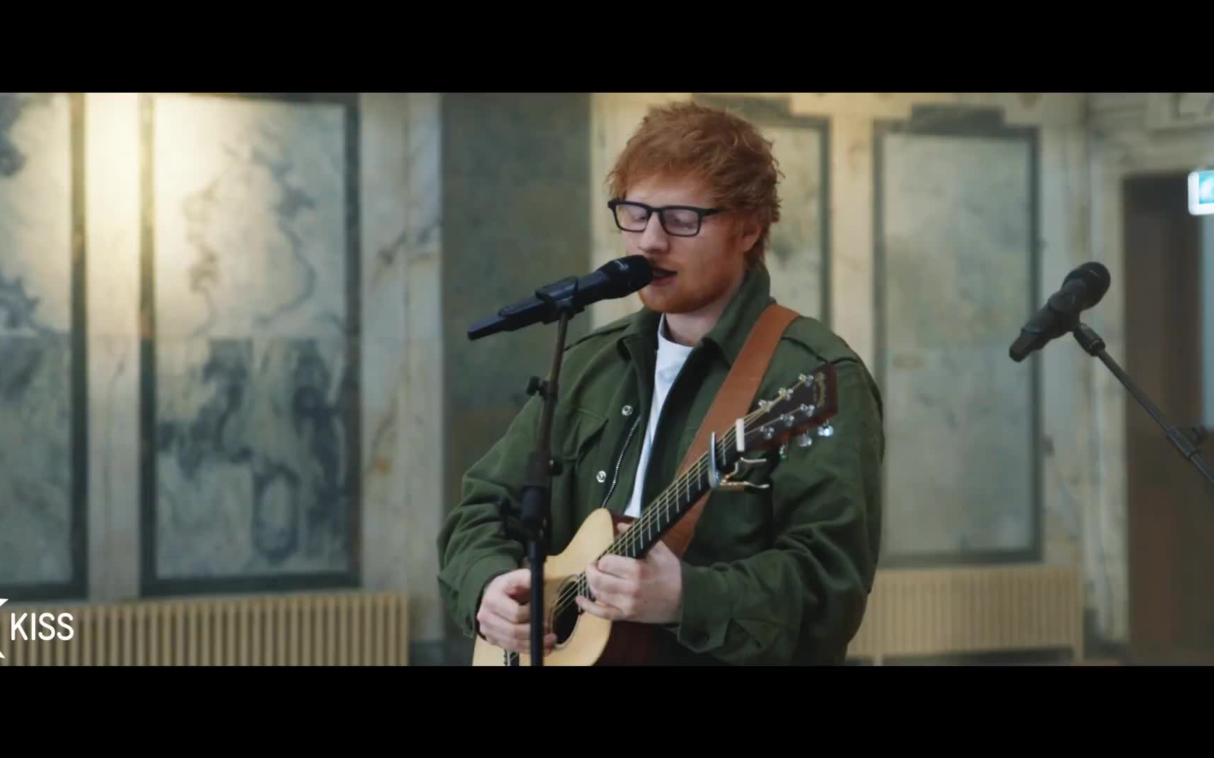 ed sheeran covers justin biebers love yourself (live) kiss