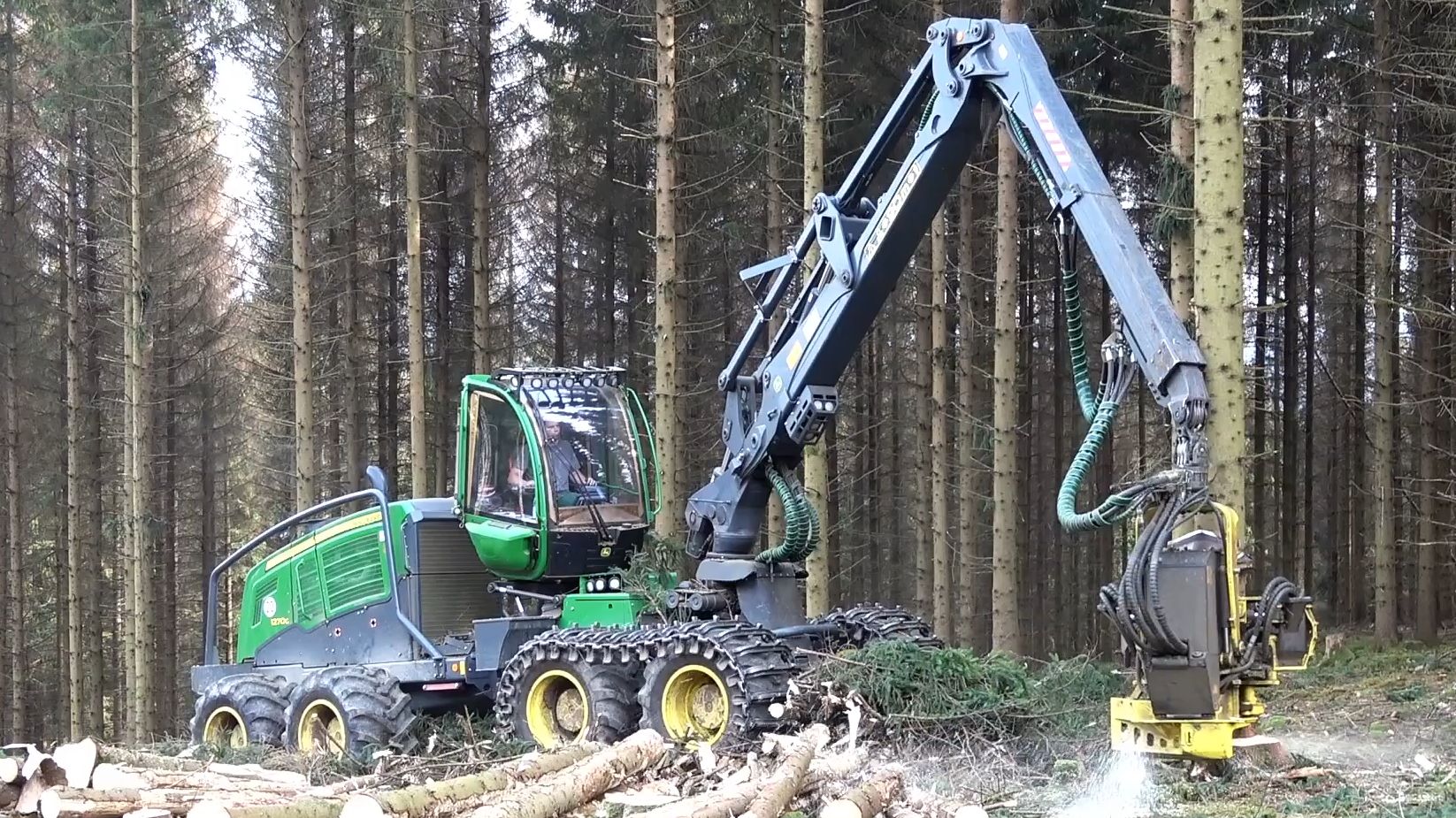 约翰迪尔1270g伐木机林场作业