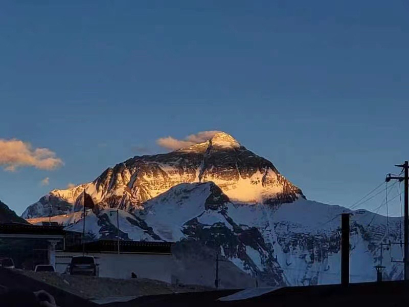 珠峰,壮丽神秘矗立于地球之巅的第一高峰“日照金山”哔哩哔哩bilibili