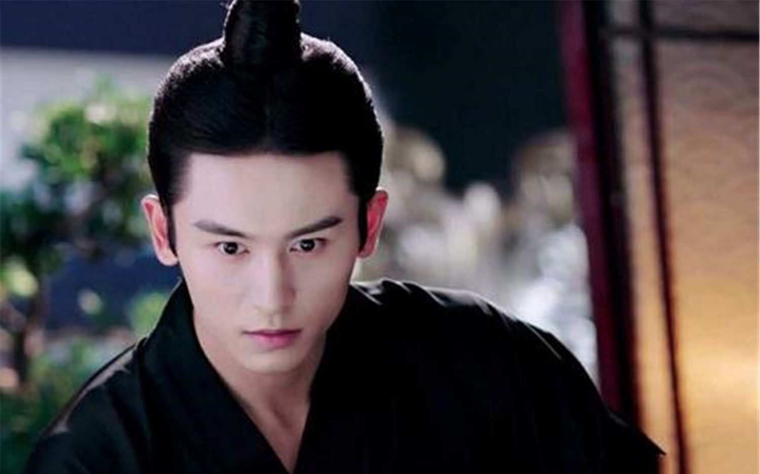 张哲瀚穿古装拍新戏,休息完去开拍,非常帅气的衣服!