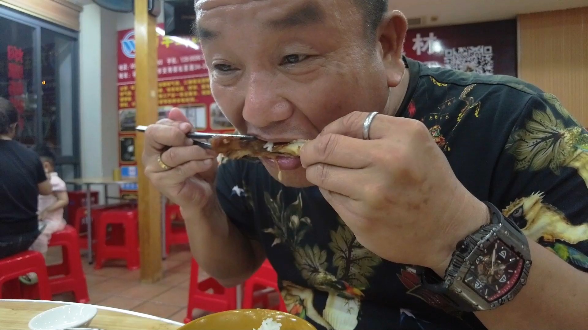 耀哥堂弟请吃鱼头和排骨,三个人都很对胃口吃撑了