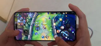 Tải video: 华为Mate60pro 充电加流量下120帧玩英雄联盟，流畅的飞起。