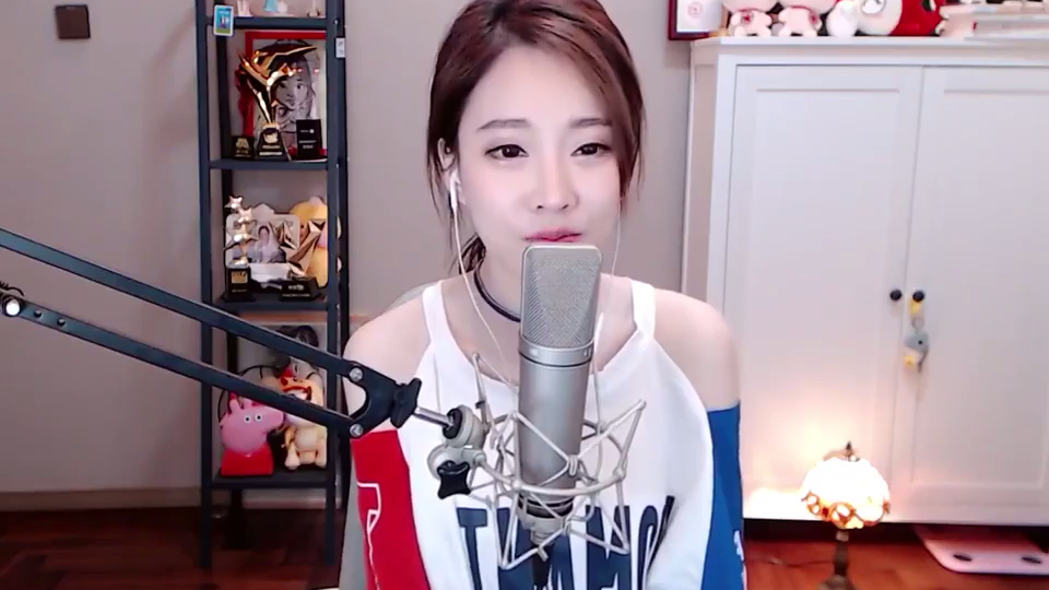 女主播冯提莫近日在fb上再为粉丝们一展歌喉,动情翻唱泰语歌曲《即使