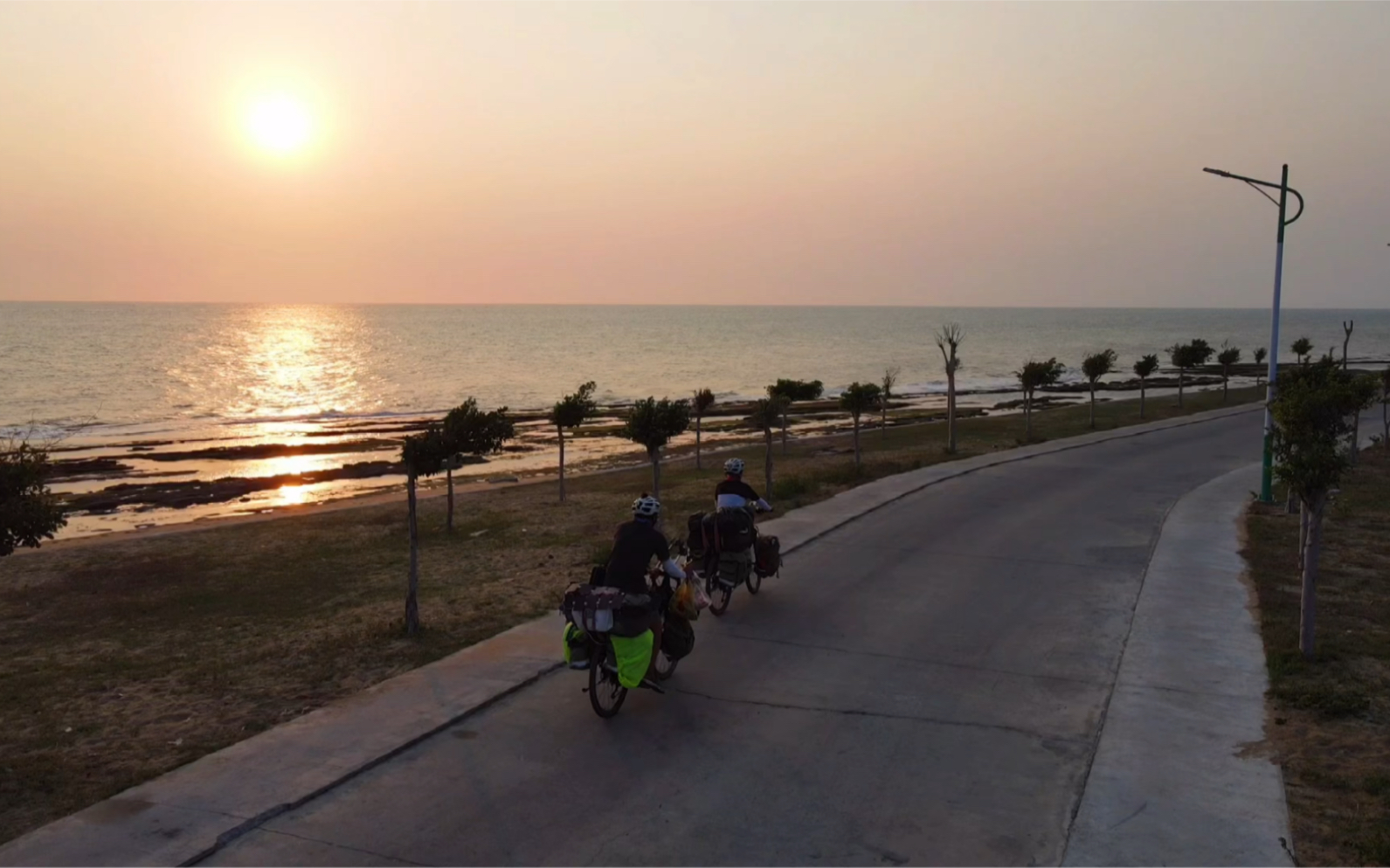 海南鶯歌海的夕陽太有意境了離開這裡去撈蝦