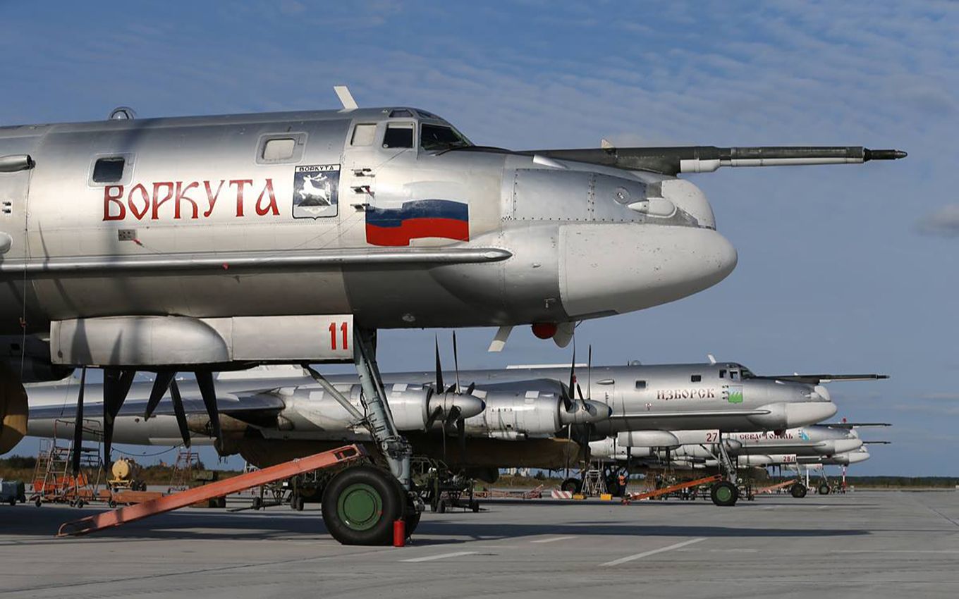 俄熊式战略轰炸机飞行战术演习