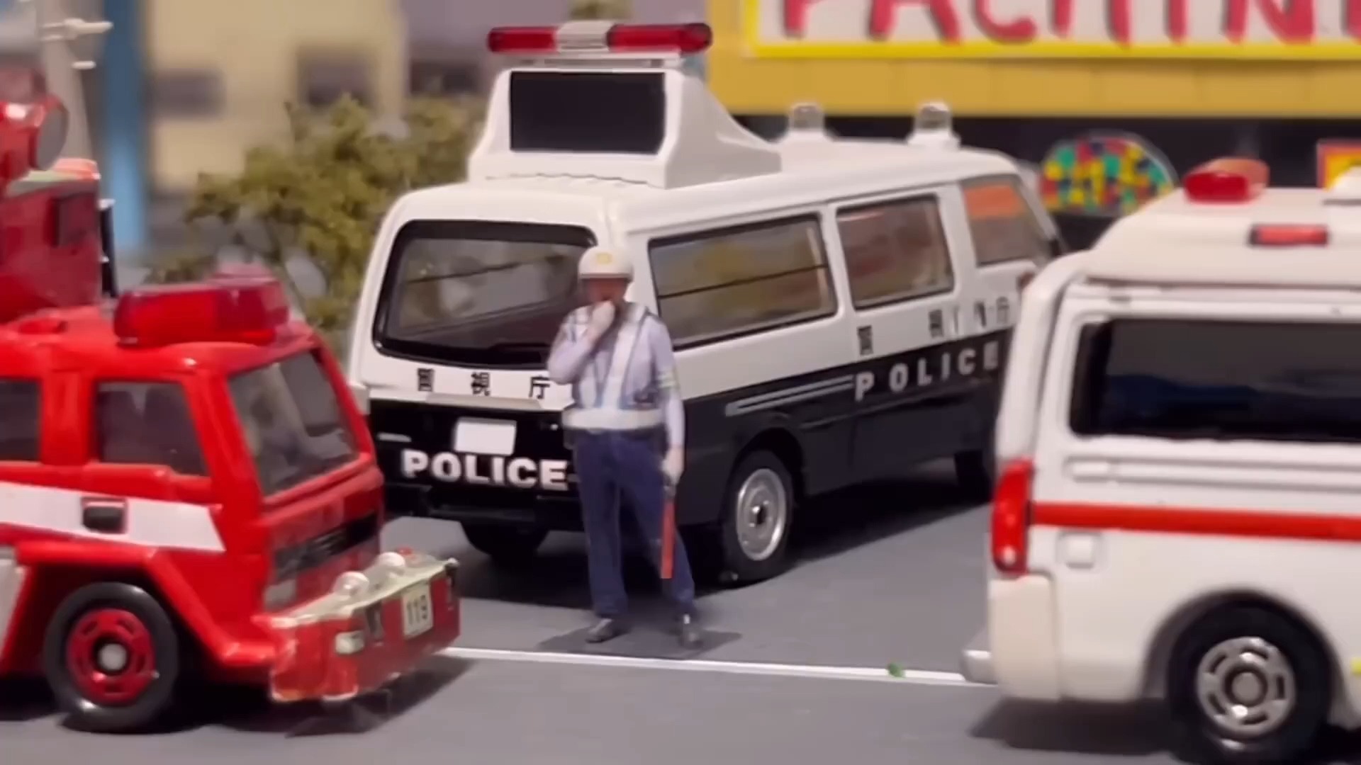 救护车,警车和消防车出动救援