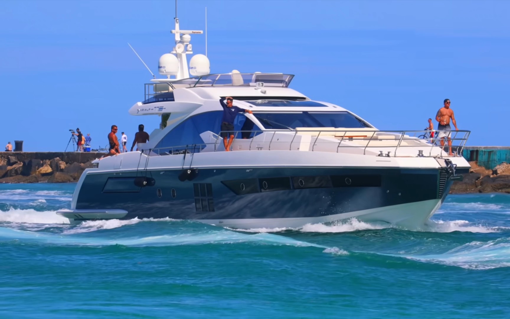 意大利西西里岛海上游艇冲浪