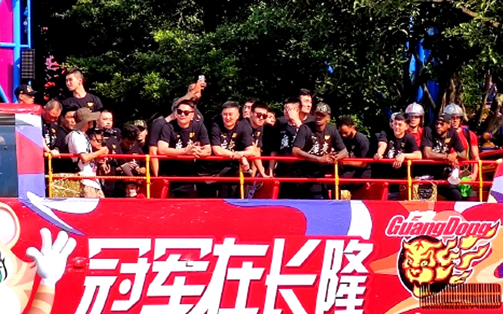 十冠王广东宏远冠军游!周鹏调侃胡明轩上热搜