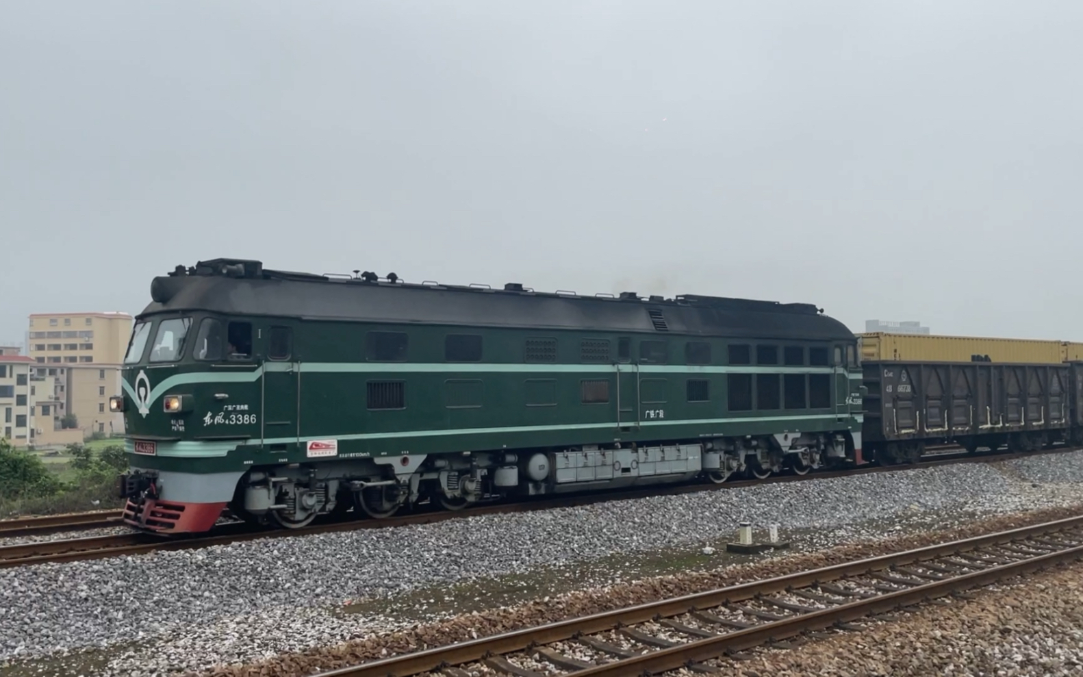 广铁广段df4b3386牵引敞车集装箱编组的货物列车鸣笛通过广茂线鼎湖站