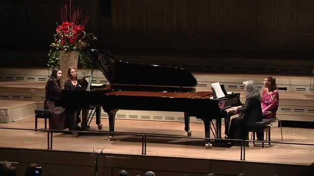 [图]Martha Argerich & Cristina Marton playing Milhaud Scaramouche at Tonhalle Zürich