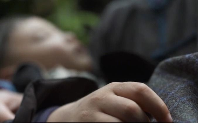 女人为保护孩子不被鬼子发现,失手将其活活捂死在了怀里.