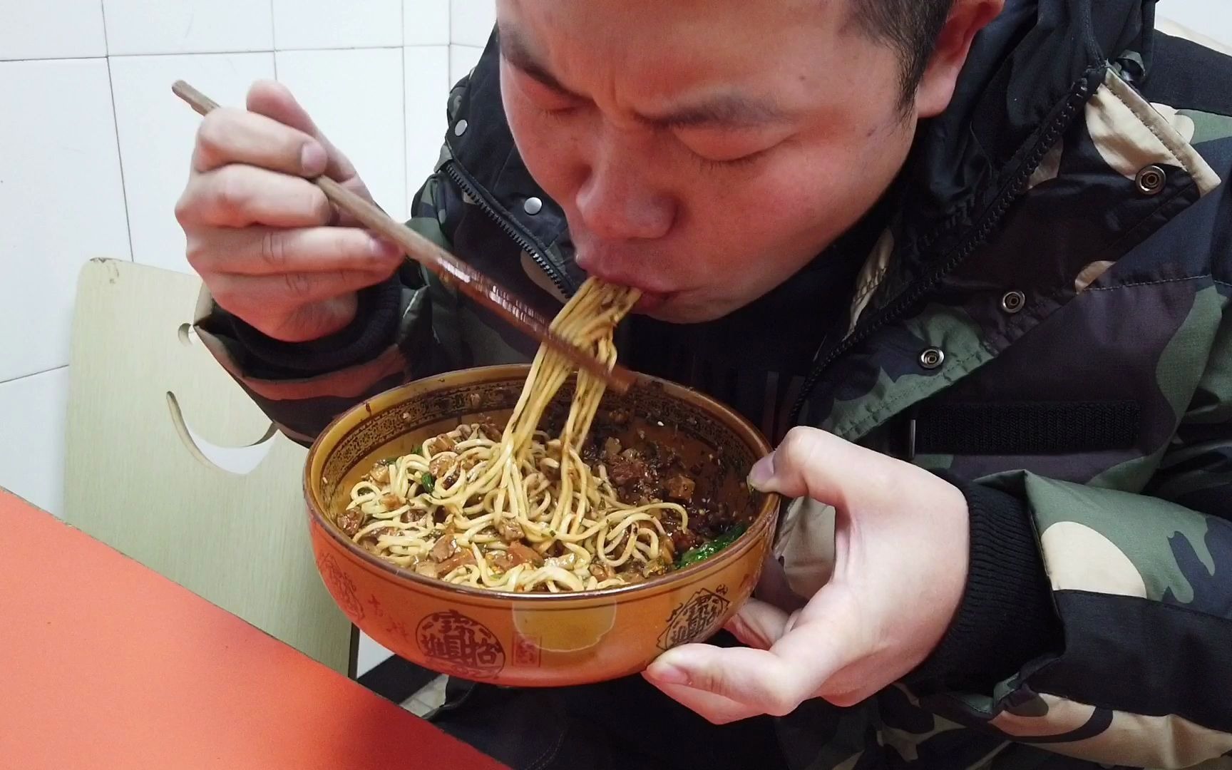 泸州眼镜面庄15块钱一碗的干杂面,这份量差点把杰哥给拿下_哔哩哔哩