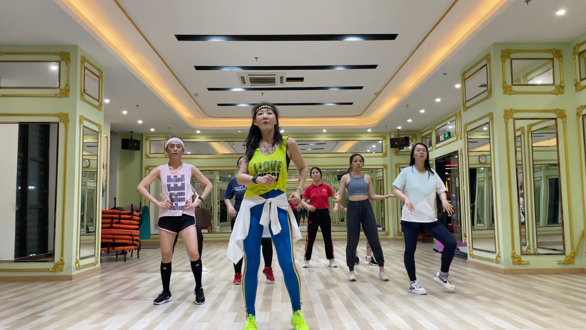 珠海尊巴舞karen教练课堂实录维扬健身诚丰店第一节课留念