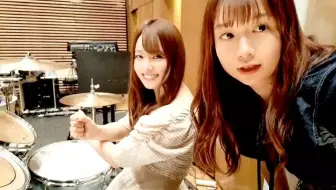 在mika老师后面打鼓的姬奈