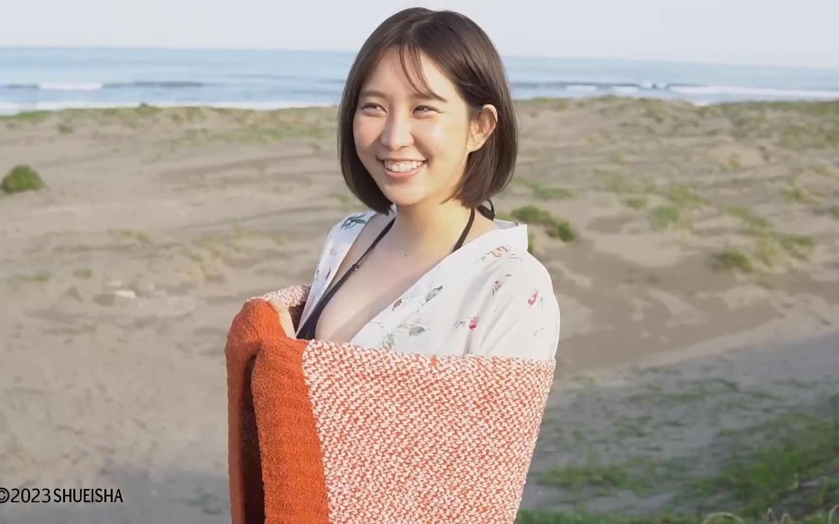 "永遠の女子大生"としてバズる謎の美女がデジタル写真集で素顔を披露