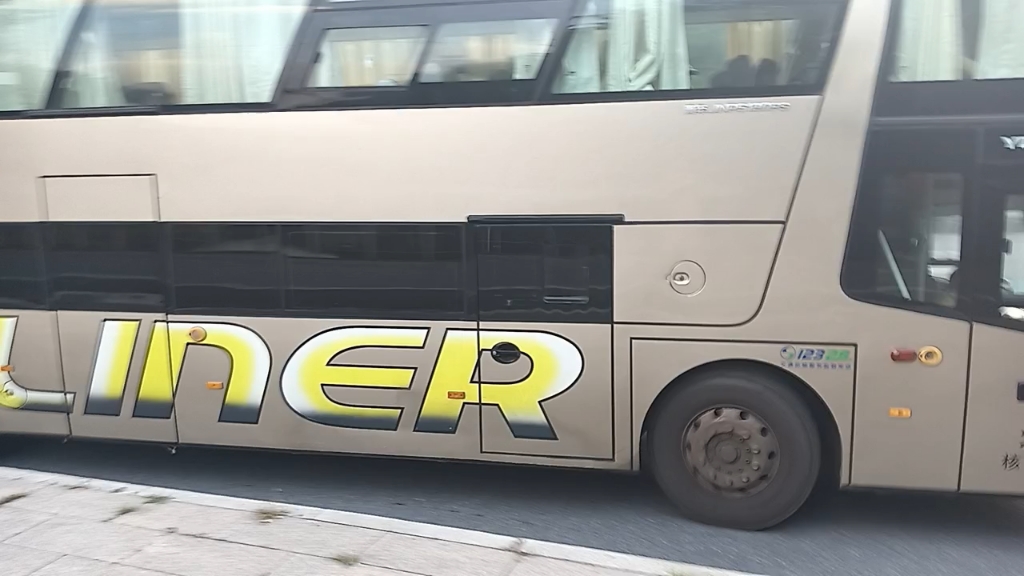 我居然在我家小区的楼下拍到青年双层巴士