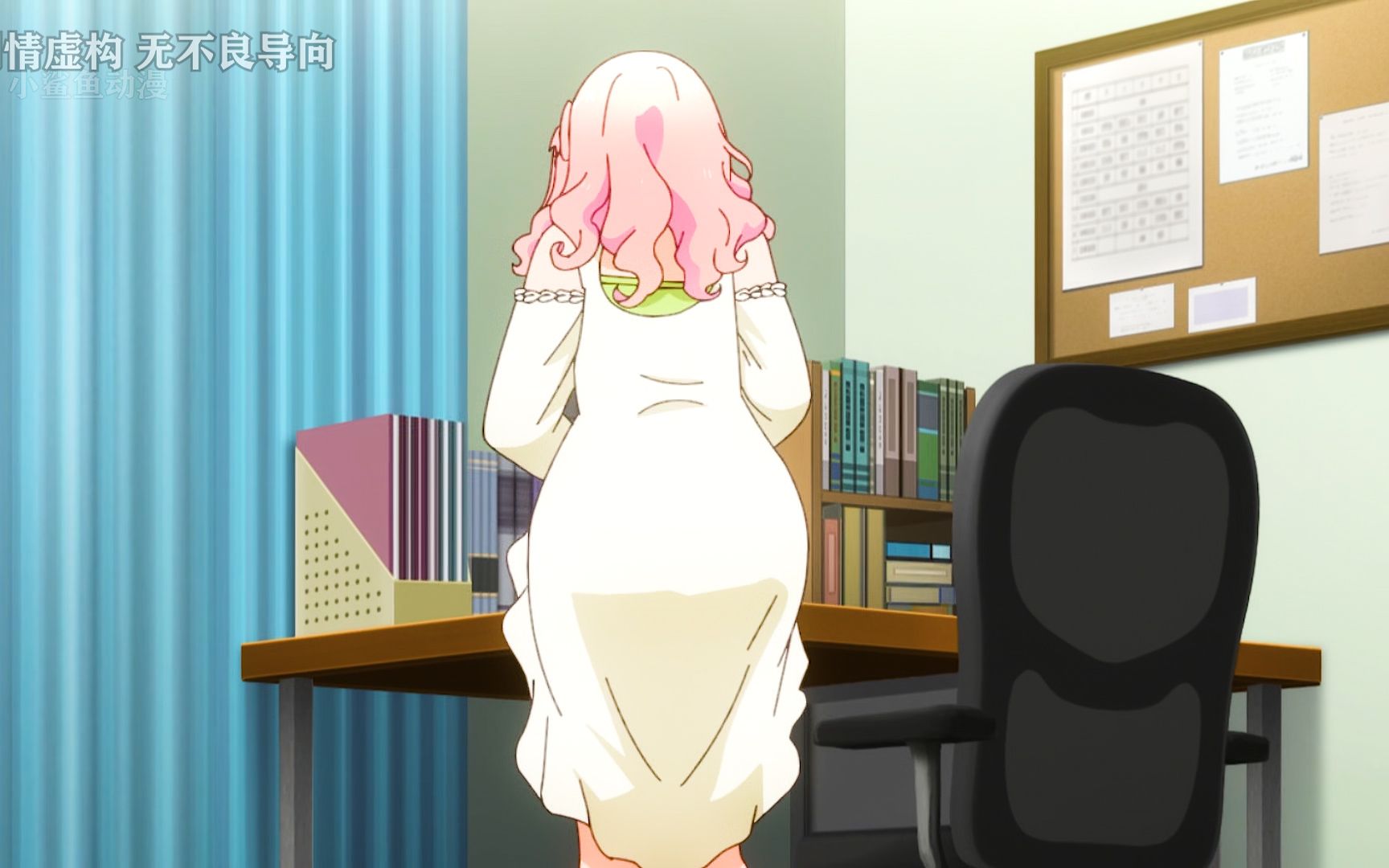 正当学妹对桌角想入非非时,男主的母亲呼叫打断了她的施法!