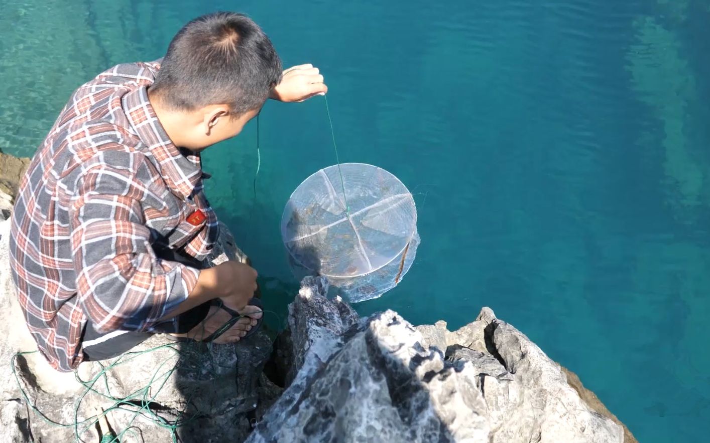 山区的喀斯特地貌河域,河水清澈见底,小伙子几个鱼笼就能抓几斤白条!
