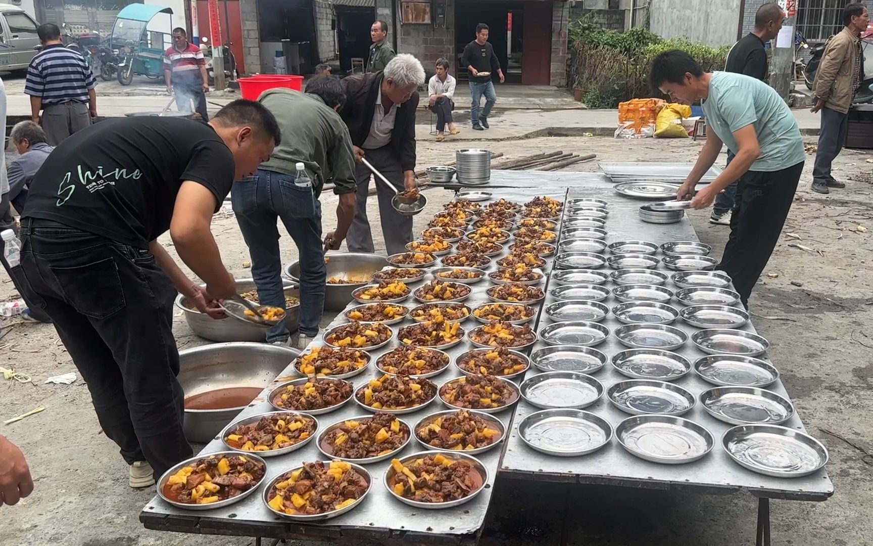 九九重阳节:村里摆45桌大菜,全村人陪老人一起过敬老节,真热闹