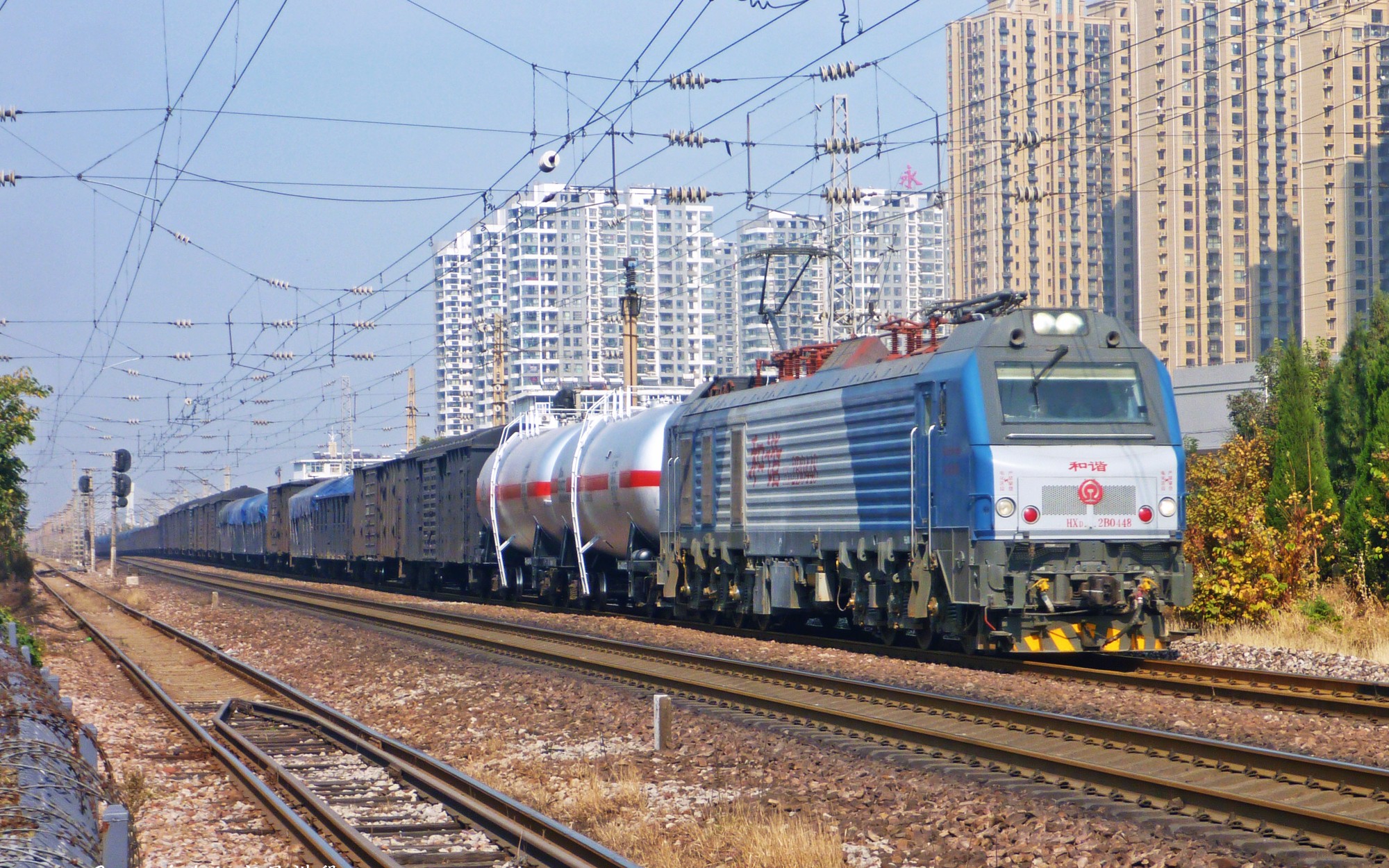 【拍车】hxd2b 0448牵引混编货列通过邢台团结路地道桥_哔哩哔哩_bili