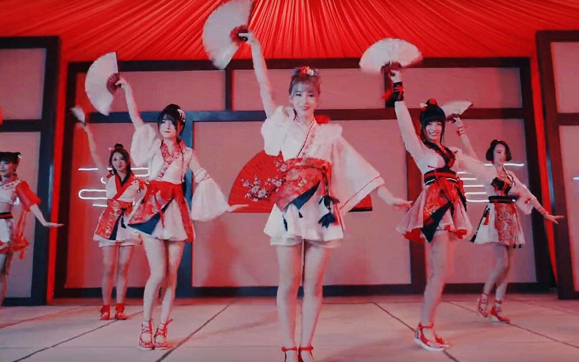 国风女团不输日韩!《寄明月》扇子舞1秒入坑,《青蛇》韵味十足