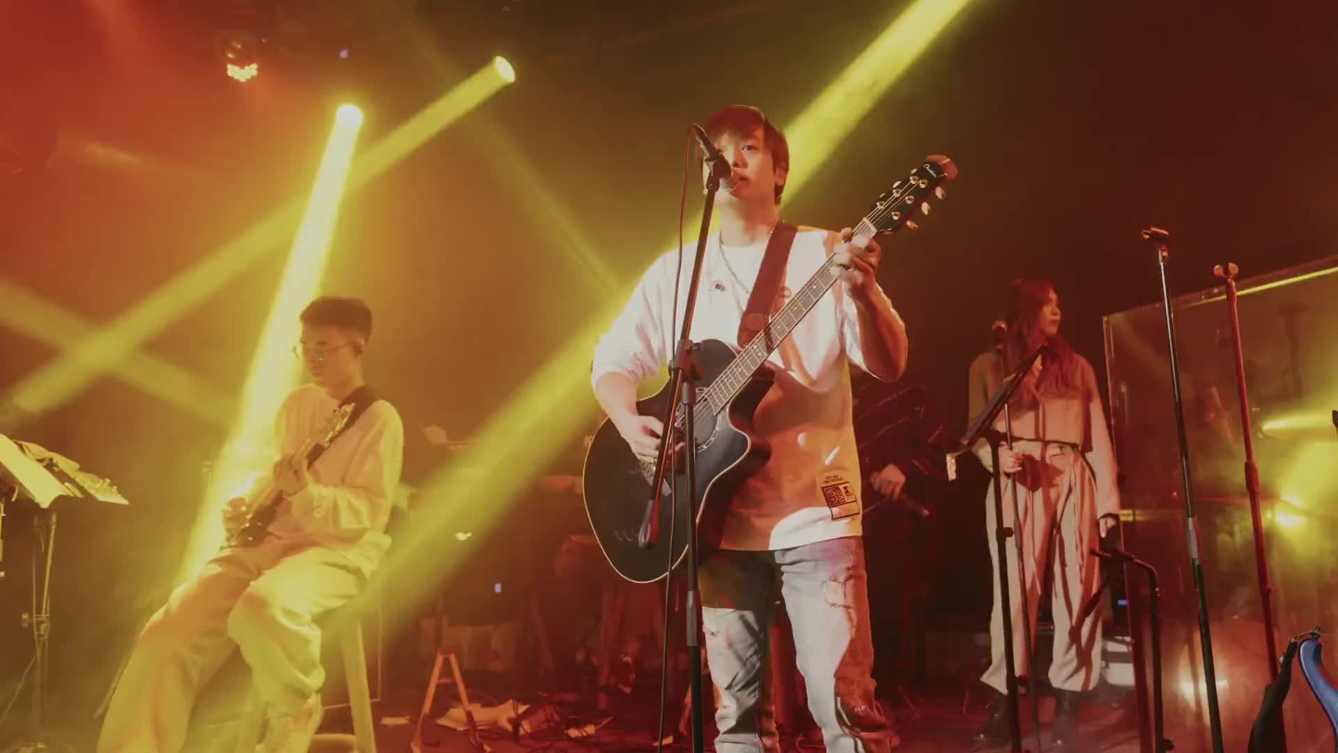 音乐现场梦田音乐魔幻现实光怪陆离醒来满眼怆然抖音小助手dou