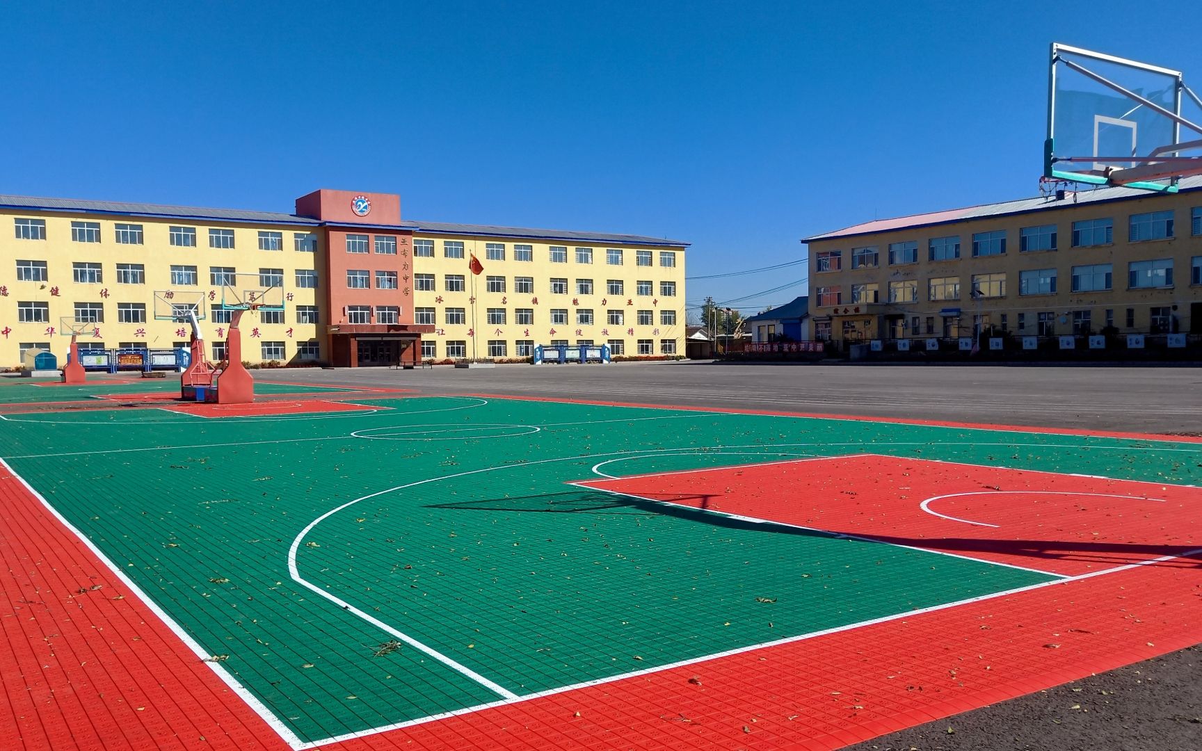同学请查收!尚志市亚布力镇中学悬浮地板球场完工