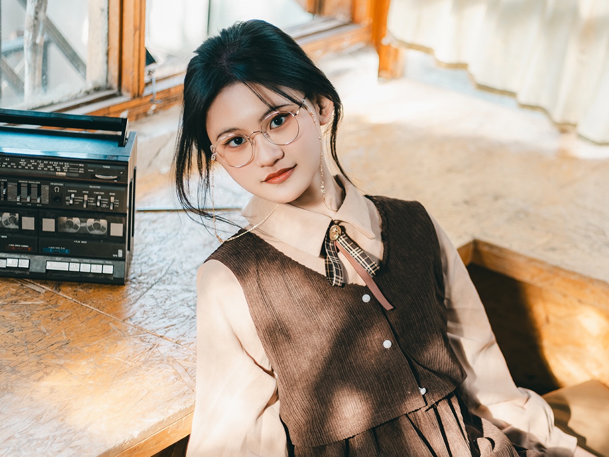 南锣鼓巷附近的复古木屋人像写真