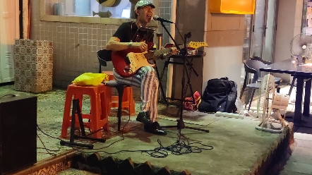 广州夜晚街头艺人翻唱陈慧娴《千千阙歌》