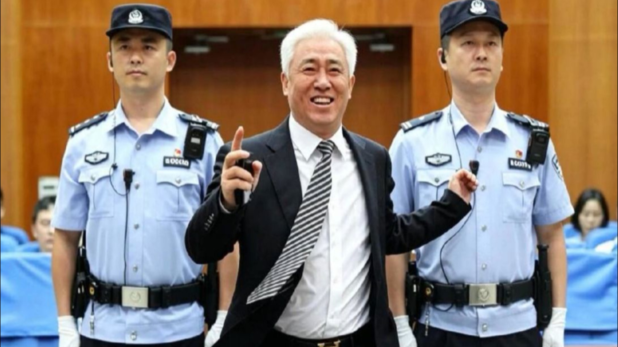 这位被告请严肃一点