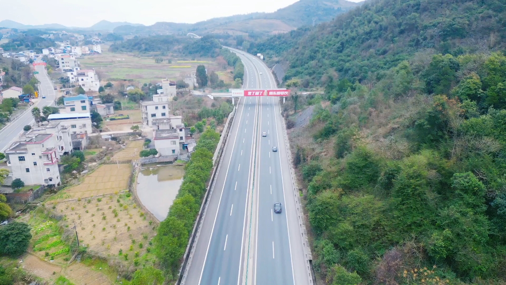 广西进入湖南的高速,连路都不一样了,反差太大了