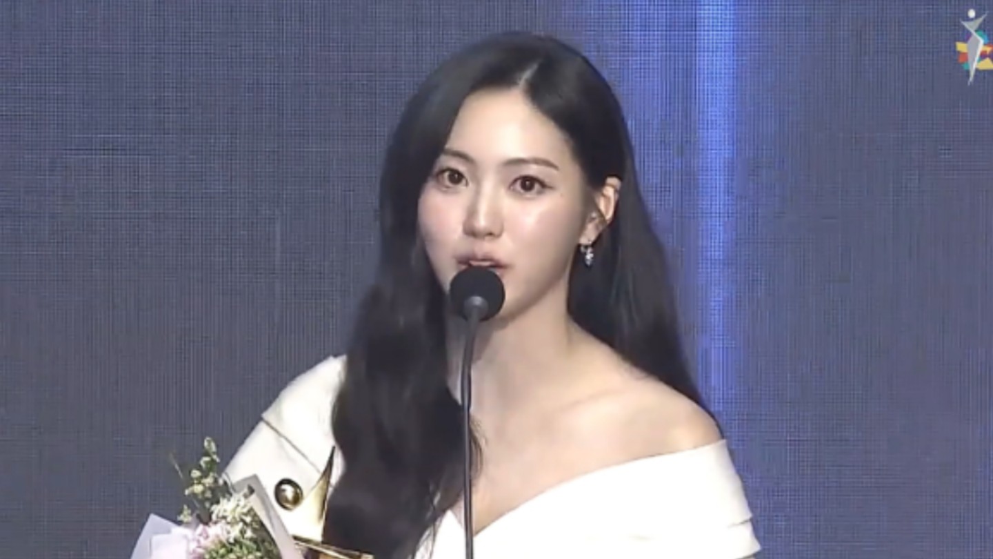 【CLC】权恩彬 241102 2024 Asian Model Awards 演技部门新星赏 受赏感言哔哩哔哩bilibili