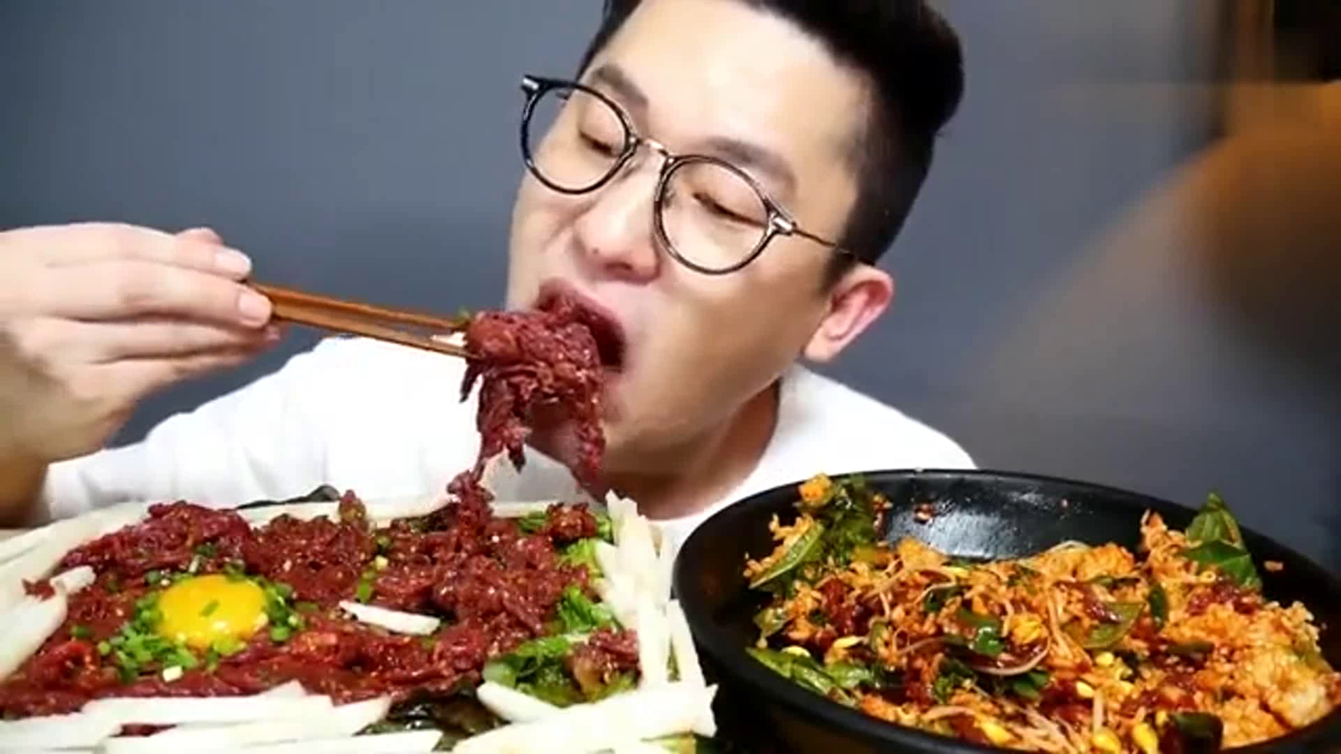 韩国吃货大叔,吃生牛肉,生鸡蛋,米饭,吃得美滋滋,真馋人_哔哩哔哩