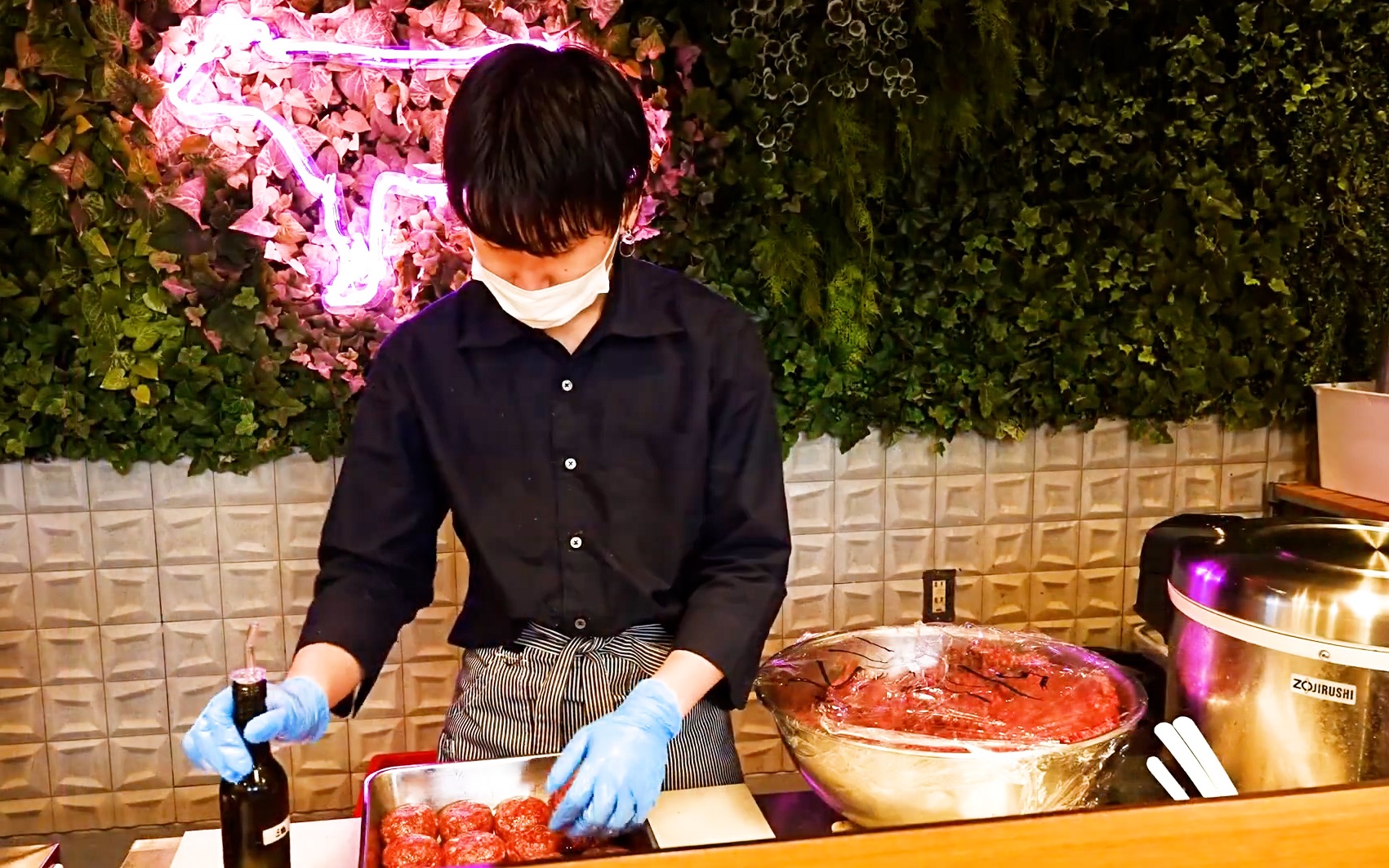 【日本美食】大阪这家人气满满的和牛汉堡专卖店,店名“肉末俱乐部”哔哩哔哩bilibili