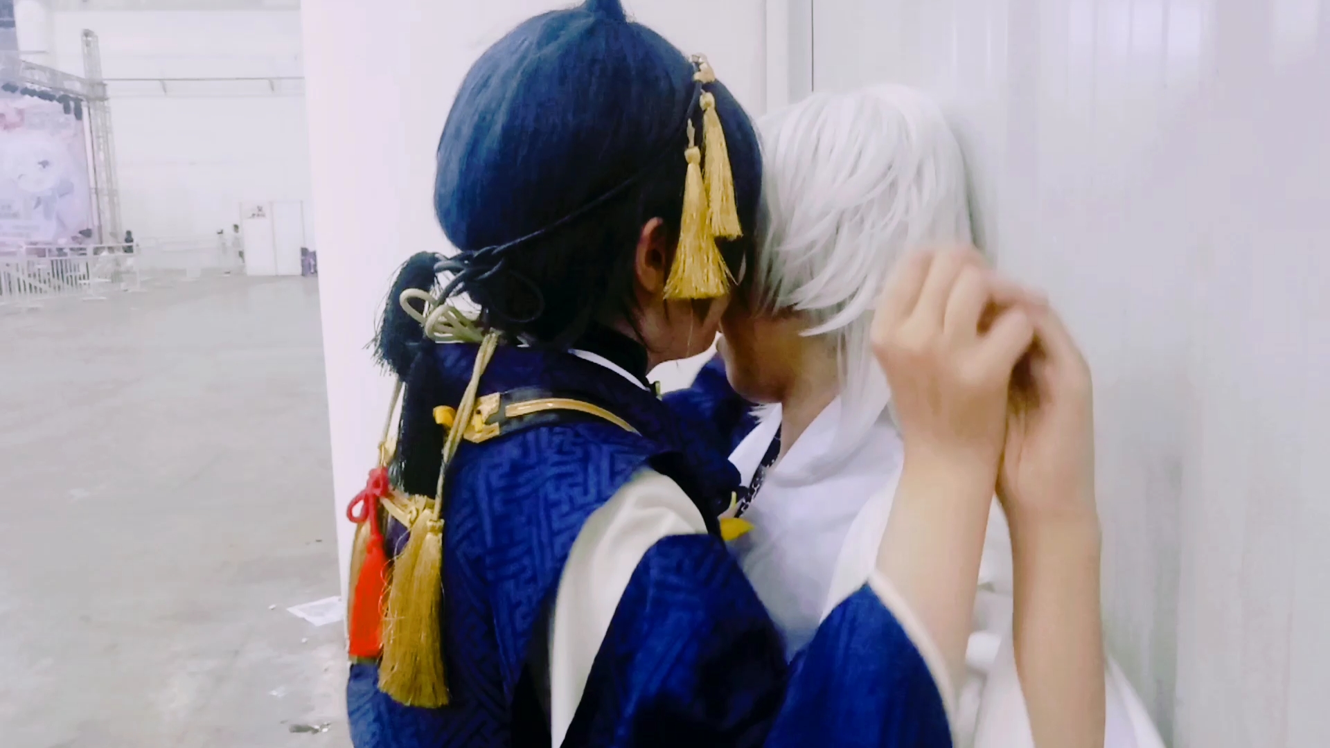 刀剑乱舞cos漫展无人角落的三日鹤各种壁咚kiss大戏真的是三日鹤才不