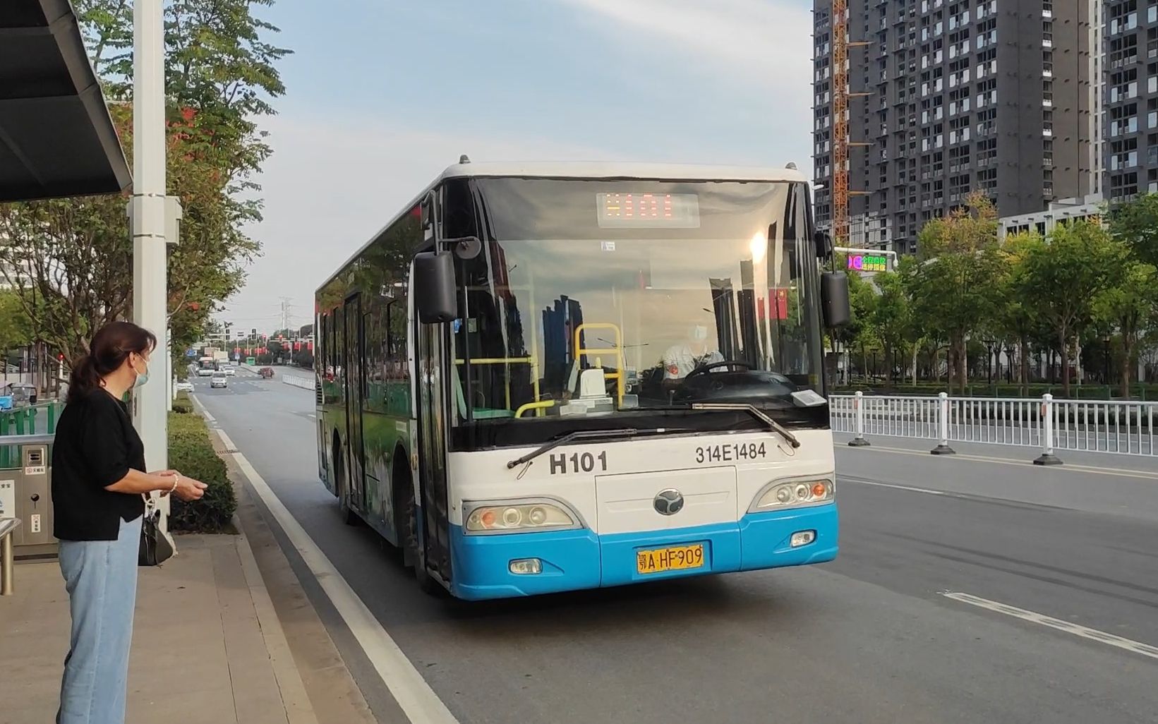 武汉公交h101路扬子江柴精31484车进出新天大道凤凰路站