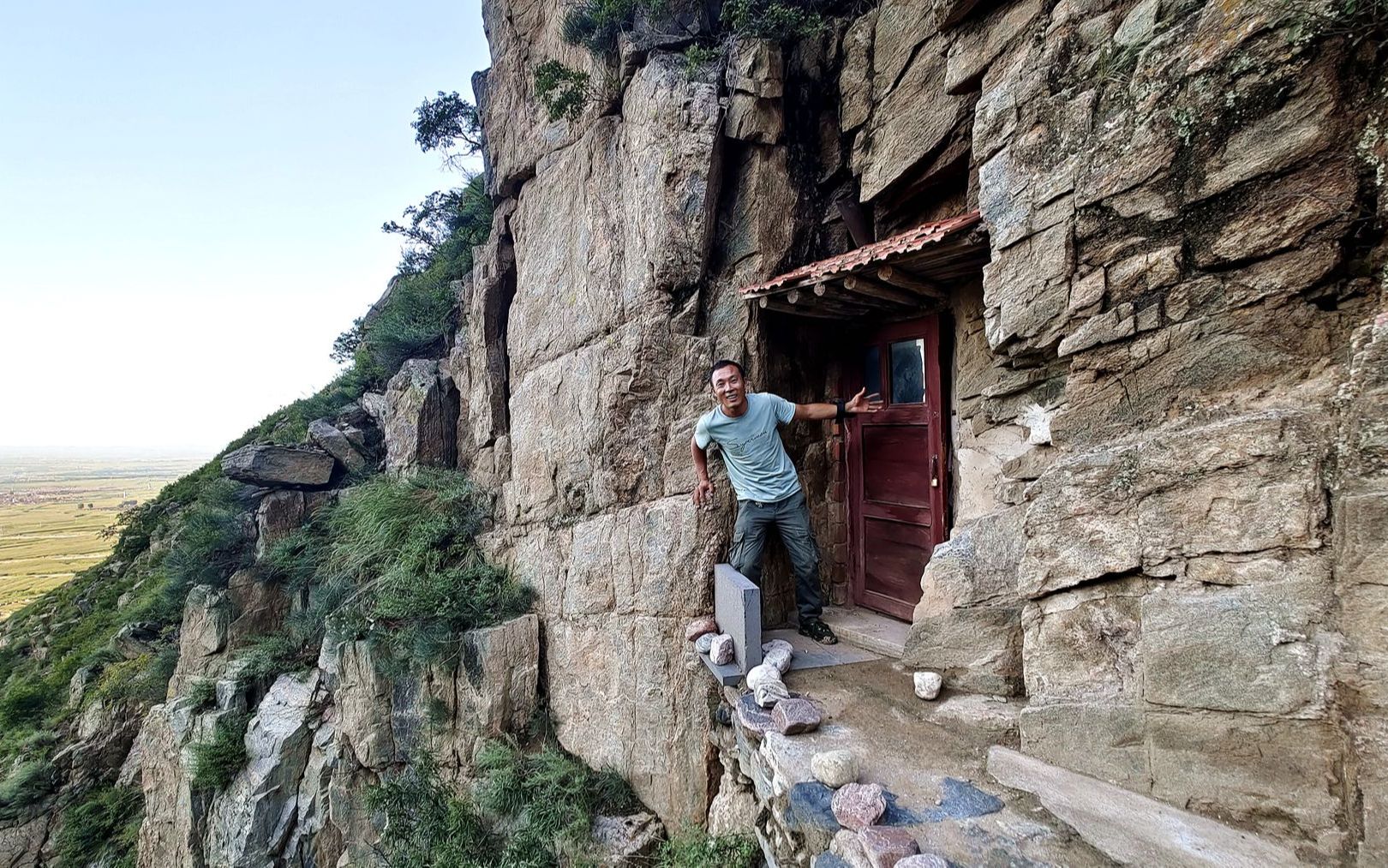 [图]山西大山里无人村，悬崖上发现一扇门，里面竟然全是古代铜像