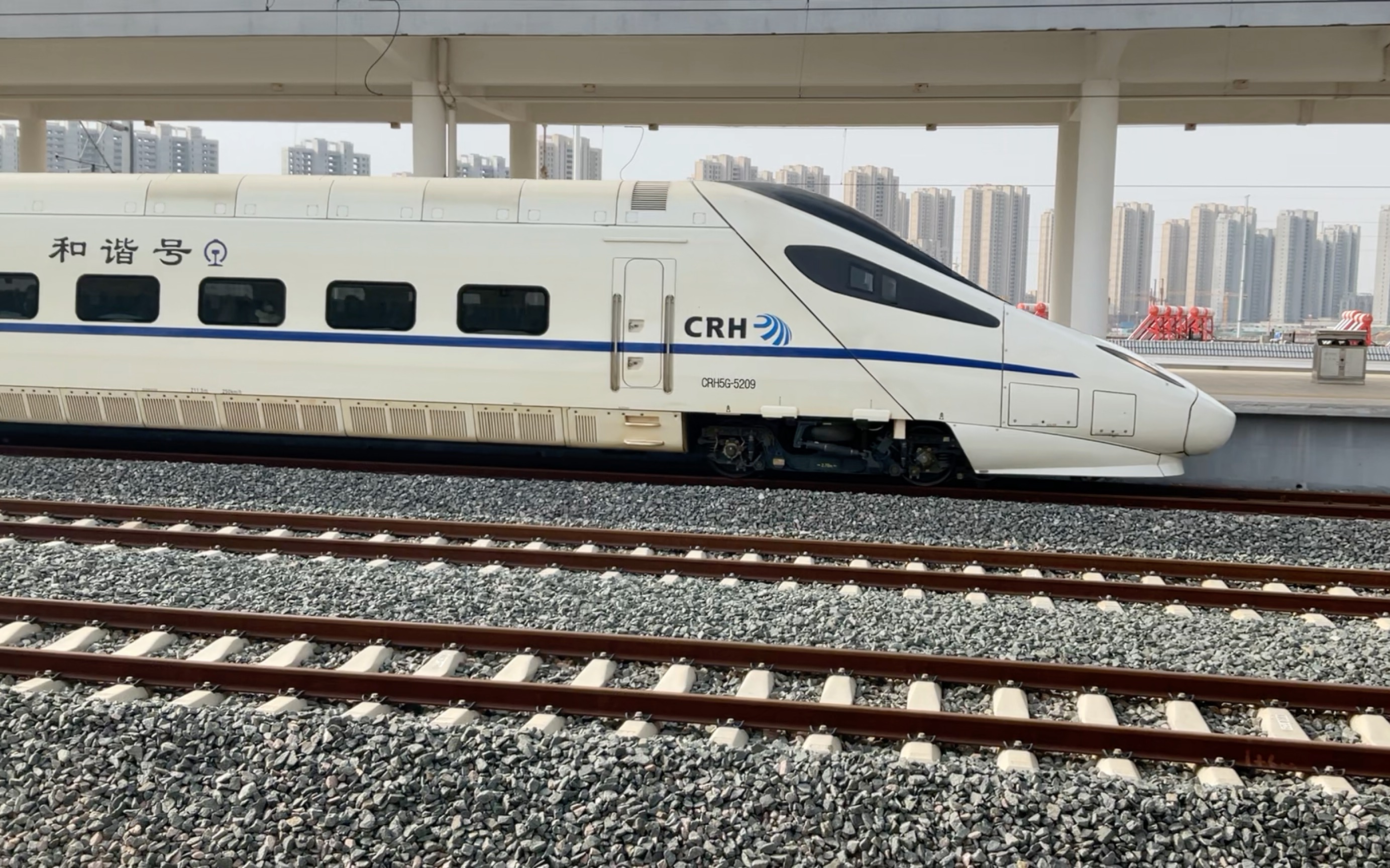咸阳北站拍车 crh5g-5209进入咸阳北站