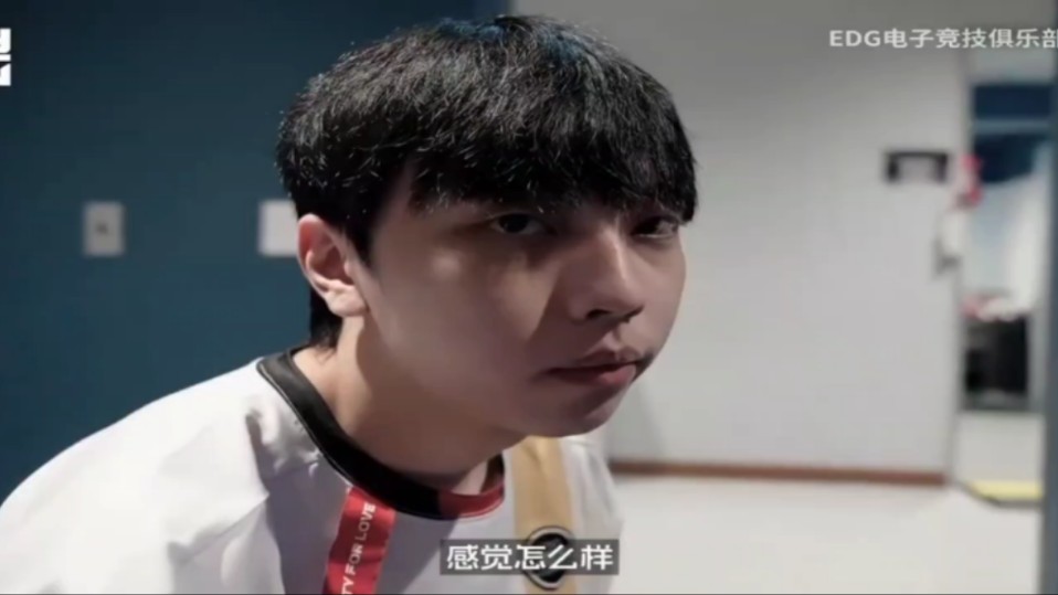 【EDG CHICHOO】看纪录片reation 大家安慰自责的s1mon 球球锐评康康跟s1mon一起睡:我不敢自己洗澡~我怕黑~