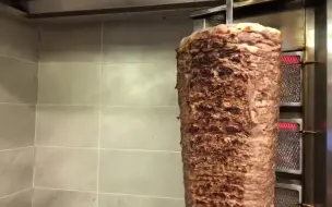 Video herunterladen: 【罗马美食】最正宗的罗马烤肉doner kebab的制作教程，过去罗马人非常喜欢，为了他宁愿跑到城外