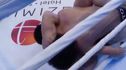 老外踢飞张美煊护齿,张美煊暴怒打掉对手大牙 #格斗时刻 #张美煊格斗