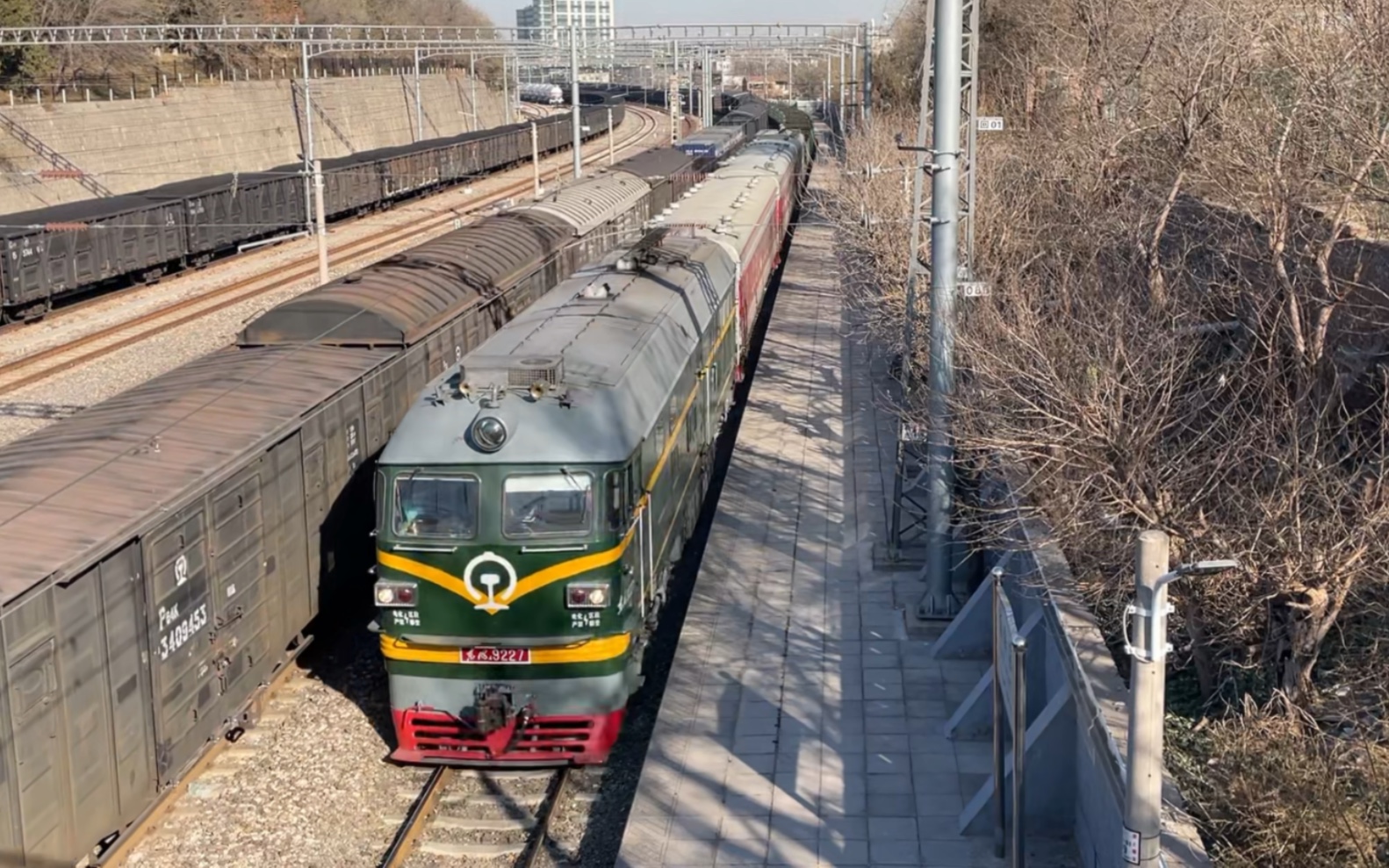 [中国铁路]df4b-9227机车牵引长钢轨列车进长辛店站三道停车