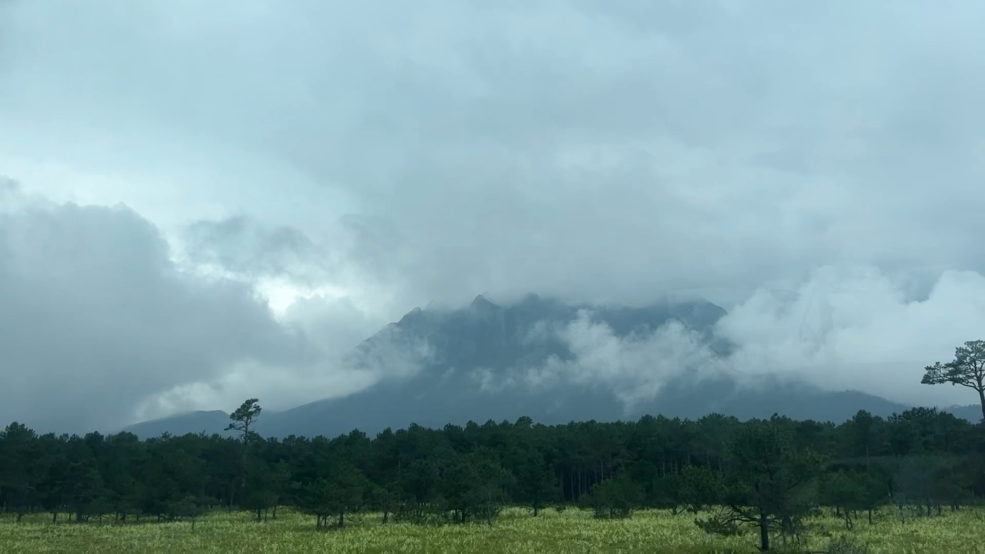 暴风骤雨白玉山图片