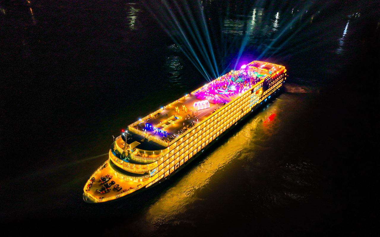 游轮夜航长江我们在甲板上开派对