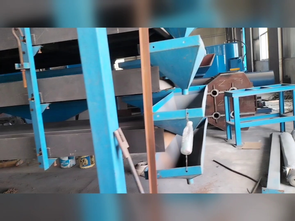 江西维克多多层选矿摇床四层悬挂式摇床,占地面积小,处理量大分选效果