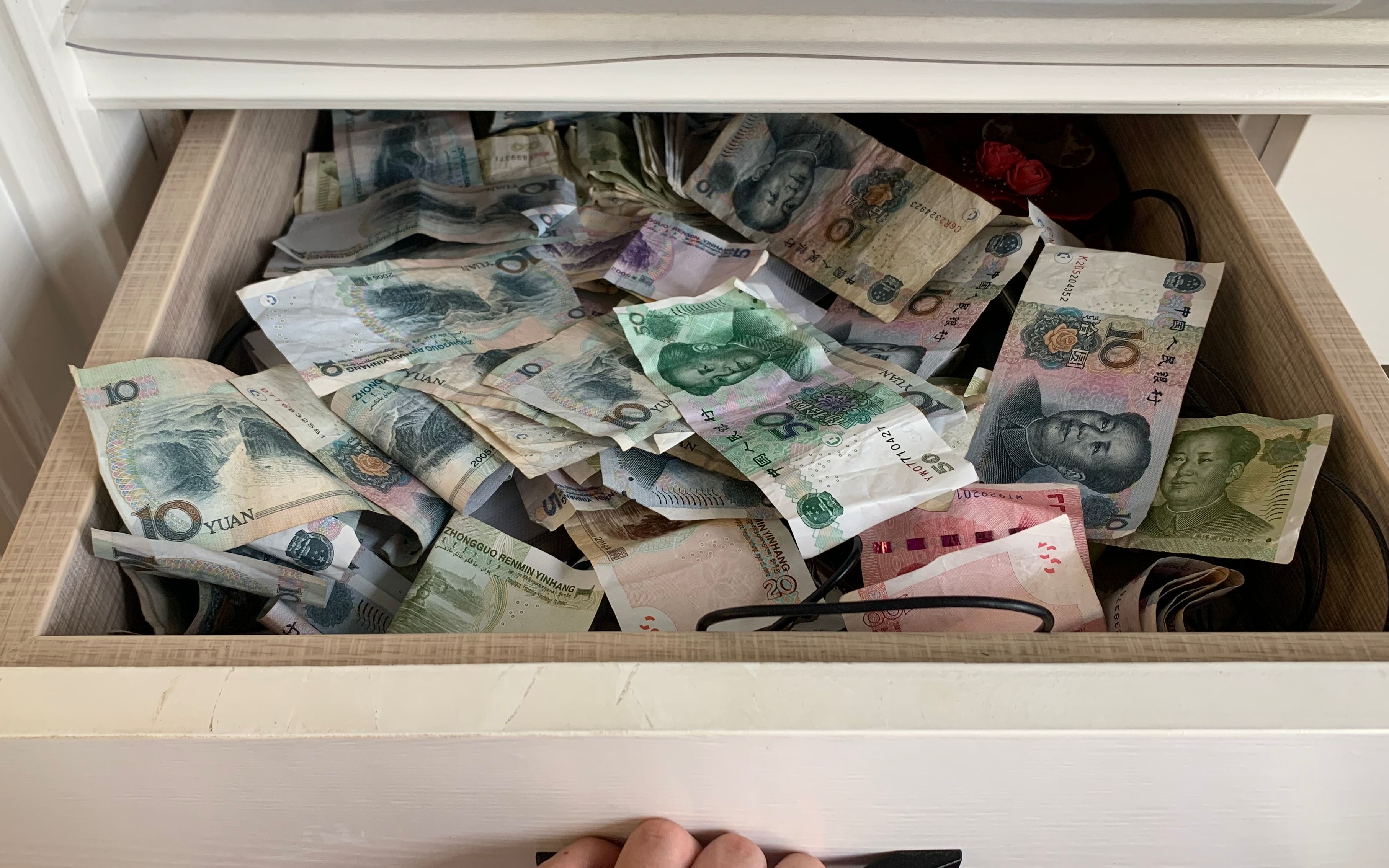 阿爽在家打扫卫生,忽然发现老公藏了一抽屉的钱!